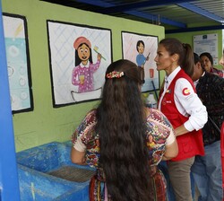 Doña Letizia visita las instalaciones de la Escuela Oficial urbana mixta